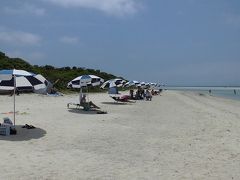 コンドイビーチ
今では、パラソル（有料）もあるし、飲み物を売りにも来ている。大量になまこがいるなまこビーチは健在。