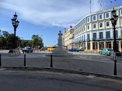 お次は、夫のお楽しみ。
葉巻の購入。
この旅の一番のミッション。
・・・・・・らしい。夫にとっては。

Hotel Telégrafo前の銅像。誰か不明。