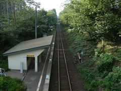 金浜駅に向かいます。
ちょっと道を戻る感じになります。
駅にはわかっていたけど自販機はなし。
私の安物の水筒の今朝の氷が溶けたけど、息子のサーモスは昨晩の氷が溶けずに残っていた。
安物買いの銭失い、典型の私。
欲しいなあサーモス。