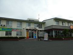 いや、居酒屋に併設された宿があるんですよ。
その名も 「パンション弁慶」
ペンションじゃないあたりなんだか飲み屋の熱さが伝わってくるネーミング
それはパッションか・・・

4年も前からトレイルしたいと思っていたけど実際に今年行こうと決めたのは7月ごろ。
若干難色を示した人がいたりで実際には8月の終わりに宿の予約を考えた。
そしたら息子が行ける日のこの土曜の夜のみなぜか宿がどこも満室。
あっても前日朝食込みで5000円だった（セミダブルのシングルユースだけど）ホテルセレクトイン本八戸駅前がこの日は残り1部屋で2万1000円。
こちらのパンション弁慶は平均よりかなり安めの設定のところだけど、個室はとれず。
どうしちゃったの？八戸って感じだった。

後から思い出したけどハナコさんがこの宿紹介してましたね。
https://4travel.jp/travelogue/11432461