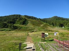 6月に巻機山に登ったときと同じパターンで夜行バスで長岡北、長岡駅まで約6km歩いてJRで越後湯沢へ。越後湯沢から登山口の和田小屋までは公共交通機関がないのでタクシーを使いました（6170円）。