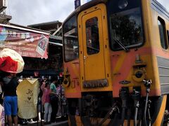 十分 着いた～。

無賃乗車、増えてるみたいです。
駅員さんが血相変えて悠遊カードのタッチ誘導や、切符の回収をしていますが知らん顔してホームから出ていく人の多いこと！
切符を渡したら、とても丁寧にお礼を言われてしまいました。
嬉しいけど、複雑。

電車が入ってきても避けようとしない人。
注意されても写真を撮るのに夢中ではみ出しちゃう人。

事故や事件がきっかけで規制が厳しくなることが多いです。
十分での天燈あげがこれからもできますように。