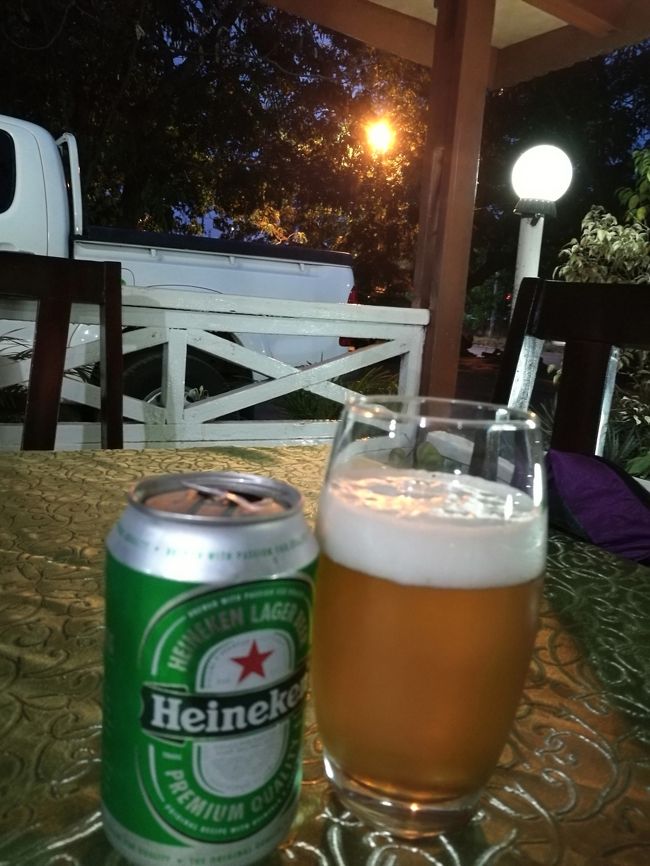 その日の夕食。ガーナ最後の夜ということで、宿の人にお勧めのガーナ料理が食べられるところはないかと尋ねたところ、「この通りにいっぱいあるよ」とのこと。宿の目の前の通りにたくさんあるとのことなのだが、歩いても歩いても見つからず、やっと見つけたのは高級そうなフレンチレストランだった。そばにいた人に、この先にレストランはあるか聞いたら、ないと言われたので、しょうがなくこちらのレストランに入ることにした。ガーナのビールはなく、Heineken…。ここまできてオランダか…。