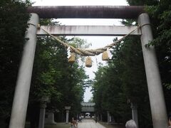 帯廣神社。
明治４３年に建立だったかな・・・。
立派な参道です。