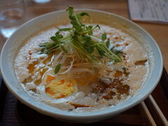 摩周駅前にある、poppotei(ぽっぽ亭）でラーメン等を食べました。
この写真は私のチョイス（雪見ラーメン)だと思います。
味が濃く感じましたが、美味しいラーメン。
家族は豚丼や塩ラーメン？などを食べました。

