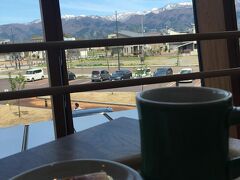 あまりにも景色が良すぎたので、駅のカフェでコーヒーを！最高の景色が目の前に広がっててテンションが上がりました。クレマカタラーナも美味しかったです。