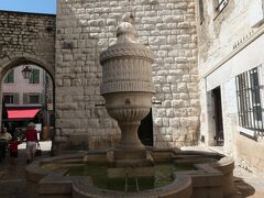 「ペイラの泉、Fontaine Peyra」で、城壁門の手前にありました。現在のものは1822年に改装された泉です。ヴァンスは湧水が豊富で、旧市街に複数の噴水がありますが、この泉が最も有名です。