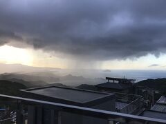 阿柑姨芋円で雨宿り。

雨がふっている場所がはっきり判る。
暗くなる頃に止んでくれると良いんだけどな。