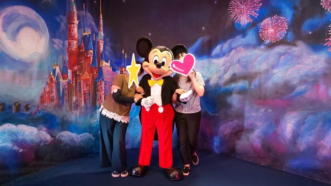 上海のミッキーとスタッフは空いているせいかとても親切。<br />何枚も撮ってくれました。