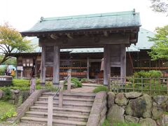 昼食はどこか那須を象徴するお店で食べたいと思い、探したのが「水車の里・瑞穂蔵」。

古民家を移築したお店で、釜で炊いたご飯の田舎膳を食べられます。