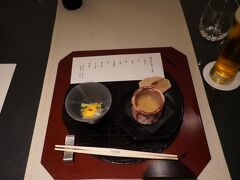 双忘という和食のレストランで夕食を取りました。
旨出汁と梨の前菜です。

料理はすべて地元の食材で作られています。