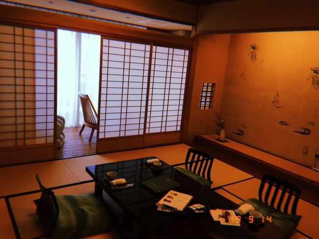 まずは静岡在住の私と京都在住の友人は米原駅で合流。<br />特急「しらさぎ」はめちゃくちゃ混んでいました。<br />さすが3連休･･･。自由席だったので座れず、結局敦賀まで立ちっぱなしでした。<br /><br />加賀温泉駅でもう一人と合流。<br />今回のお宿は葉渡莉。一人が瑠璃光には泊まったことがあったらしく、今回はその姉妹館になりました。お部屋にお風呂が付いていないタイプでしたが、普通に綺麗で十分でした。浴衣は4色から選べたけれど、女子旅プランだったからなのでしょうか。<br />