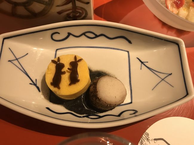 戻って夕食に。部屋食ではありませんが、半個室になっていました。<br />ちょうど中秋の名月だったので、きぬかづきもありました。