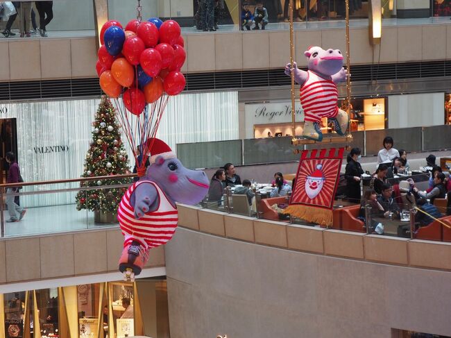 オブジェが空を飛んでます