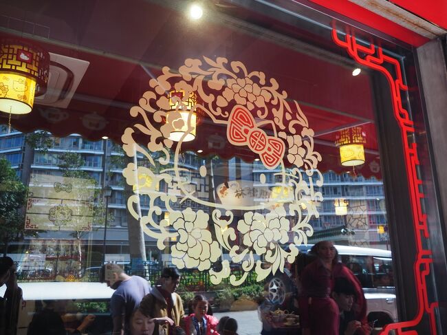 窓にもキティちゃん<br /><br />並んでいてしばらく待ちました