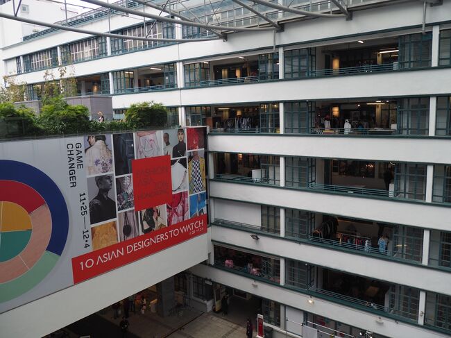 周辺をプラプラ<br />古い建物をリノベーションしてできてPMQという香港のおしゃれスポットらしい