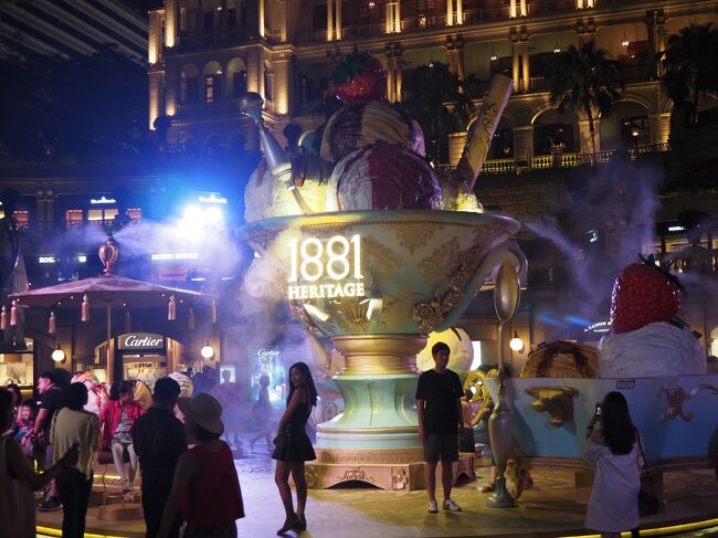 1881 heritageの前。きれい