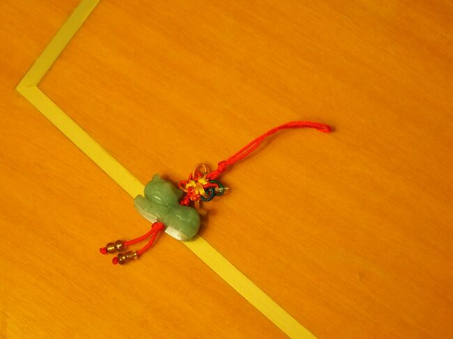 遅くなってしまったので夕飯はホテル近くの屋台で買った軽食を。<br /><br />写真は多分黄大仙で買ったお守りのようのもの