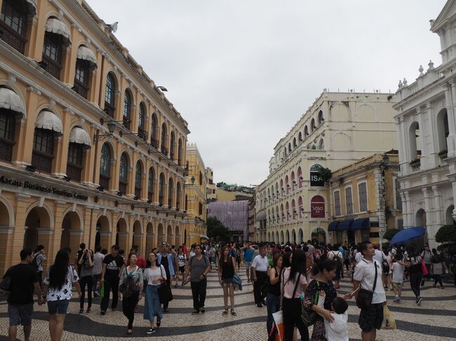 ターミナルから出て、タクシーで中心のセナド広場へ