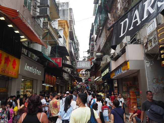 細い道を歩いていきます