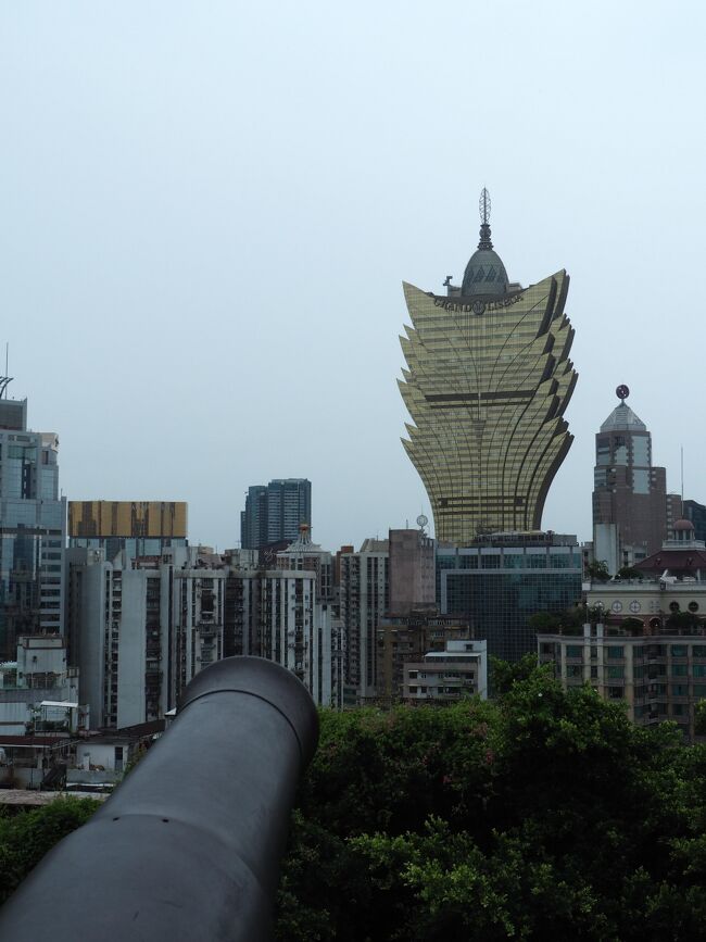 聖ポール天主堂跡の横のモンテの砦へ<br />大砲でグランドリスボアを狙います