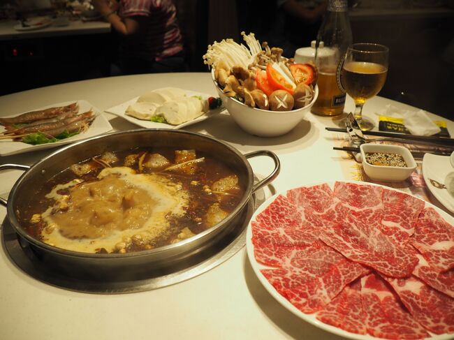 大量の肉、海鮮、野菜がきました笑<br />薬膳がきいていて火鍋おいしかったです