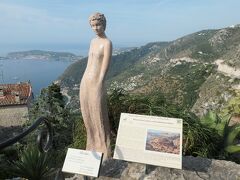 植物園には多肉植物の他に、城塞遺跡や芸術的な彫像もありました。スレンダーな女性像はフランスの有名な芸術家の作品のようです。