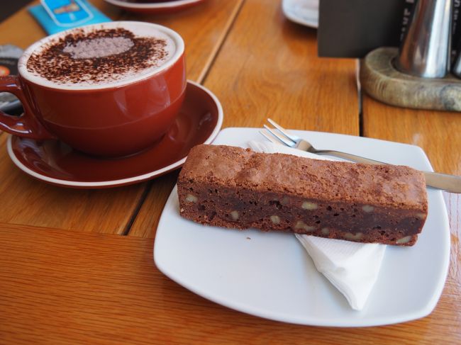 時間になるまで近くのカフェでおやつ<br />甘くておいしいー