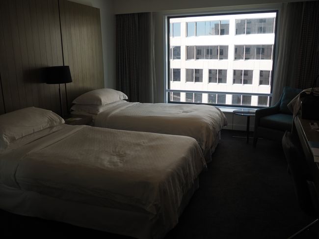 ホテルに戻ってチェックインしました。<br />フォーポインツ バイ シェラトン ダーリング ハーバー シドニーに宿泊。<br />部屋は特に不自由なしで快適でした。<br />ただ、改装工事中で、母曰く早朝からうるさかったらしく、翌日部屋をもっと上の階に変更してもらいました。<br /><br />※どうやらこの改装工事のあとに名前がハイアットリージェンシーに変わったらしい