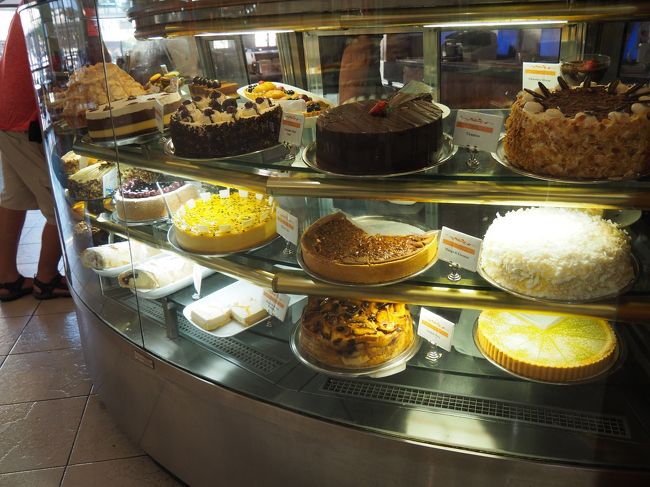 夕食には早かったのでおやつを食べることに<br />大きいケーキがたくさん