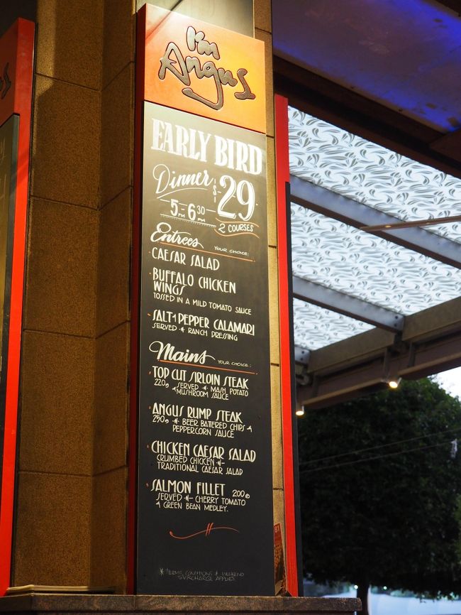 近くの I'm Angus というステーキ屋さんへ<br />看板にある Early Bird Dinnerのコースを頼みました。<br />早い時間に注文できるお得なコースです