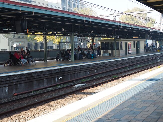 今日は朝ご飯を食べに電車でロックス地区へ向かいます