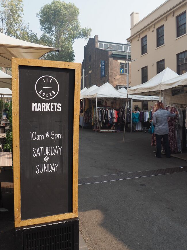 ロックス地区で週末にマーケットをやっているようで、フラフラします