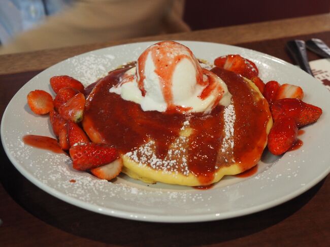 母が頼んだストロベリーパンケーキ。イチゴの甘酸っぱさがパンケーキとマッチしてこちらも美味しい