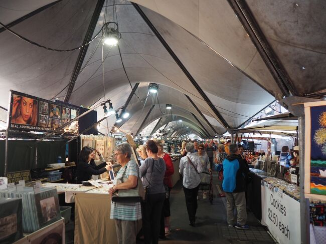 広いスペースにたくさんのお店が並んでます