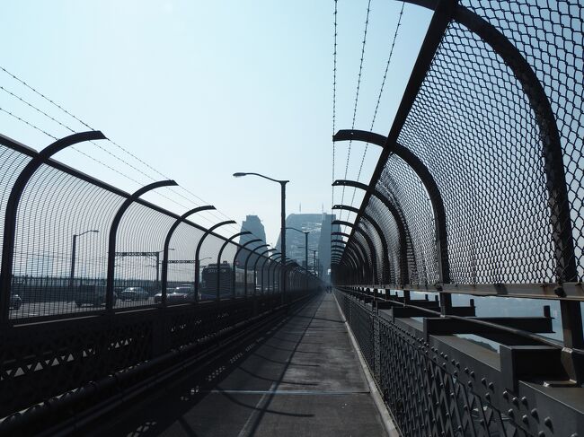 ハーバーブリッジは歩いて渡ることもできます<br />さすがに渡り切るには通そうだったので、少しだけ歩きました