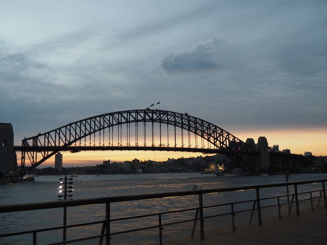 夜のハーバーブリッジとオペラハウスを見たくて再び近くまでやってきました