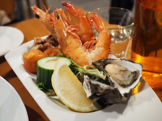 シーフードの盛り合わせの前菜<br />牡蠣とかえびがのってます