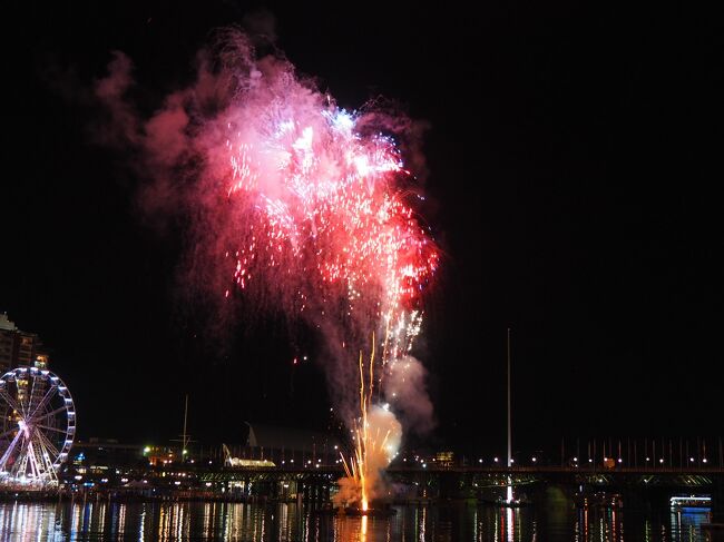 ハーバー内で突然小さな花火大会（花火大会というほどの規模ではなかったけど）が始まりました