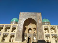 カラーンミナレットと繋がっているカラーンモスク、青い屋根は向かいにあるミル・アラブ・メドレセの物です。