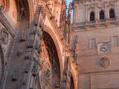 　鐘楼のある西側広場は狭いため全景を写せない。斜めから撮ってギリギリこんな感じ。