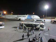 2：50　カイロ空港着
　エジプト航空の唯一素晴らしい点は着陸の技術。
　あの衝撃が無いって、ビックリだよ。

3：00　ゲートイン　って、外じゃん！
　今どきタラップでバス移送？