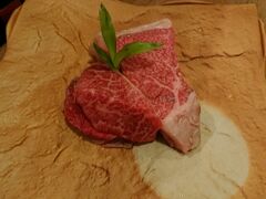 ゲストハウスに荷物を置き、肉を食す！！！