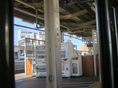 ◆浜松9:10発→豊橋9:45着〈乗車時間35分〉

9:01、浜松に到着。浜松で後ろの3両を切り離し自分が乗っていた前側の3両はそのまま豊橋行きに変身したので乗り換えなしでした。知らなかったのでラッキーですが、そもそも熱海-浜松の2時間半乗車を回避するため沼津-浜松の2時間乗車に変えたのに結局、沼津から豊橋まで3時間も固いロングシートに座り続ける事になりました。
