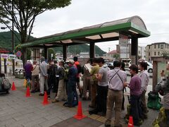 武蔵五日市駅には7時34分着。急いでバス停に向かうとすでに行列。座ることができないのでここで朝食タイム。時間が経つに連れ列は長くなりましたが、人数をカウントし、増発便も用意するようです。