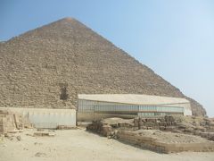 9：25～10：00　太陽の船博物館（35分間）

　クフ王のピラミッドの南側にある。

　中は冷房が効いてるよ！