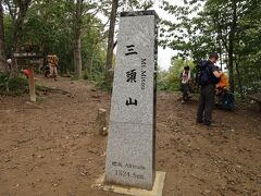 11時ちょうどに三頭山（西峰）到着。標高1524.5ｍ。都民の森入口から1時間38分掛かりました。