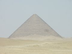 13：32～13：40　赤のピラミッド（8分間）

こちらの撮影も早々に切り上げた。

口コミを見ると、中は結構臭いらしい。