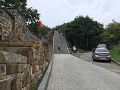 18世紀末に李氏朝鮮第22代国王・正祖が、老論派の陰謀により横死した父思悼世子の墓を、楊州から水原の顕隆園（隆陵）に移して、その周囲に城壁や塔、楼閣や城門を築いて防護を固めたものが、水原華城であるとの事です。