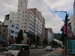 割と混雑した神戸本線で揺られながら三宮駅へ。車窓から見える景色（山と川、ほぼ垂直の住宅街）が新鮮でした。